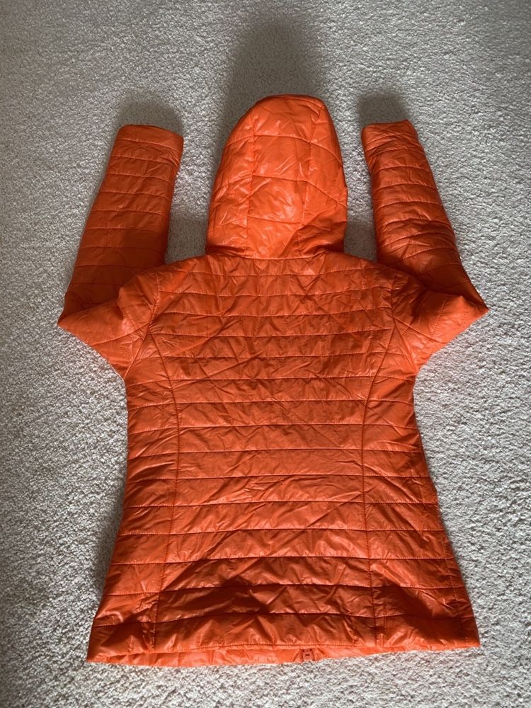 Куртка оранжевого цвета