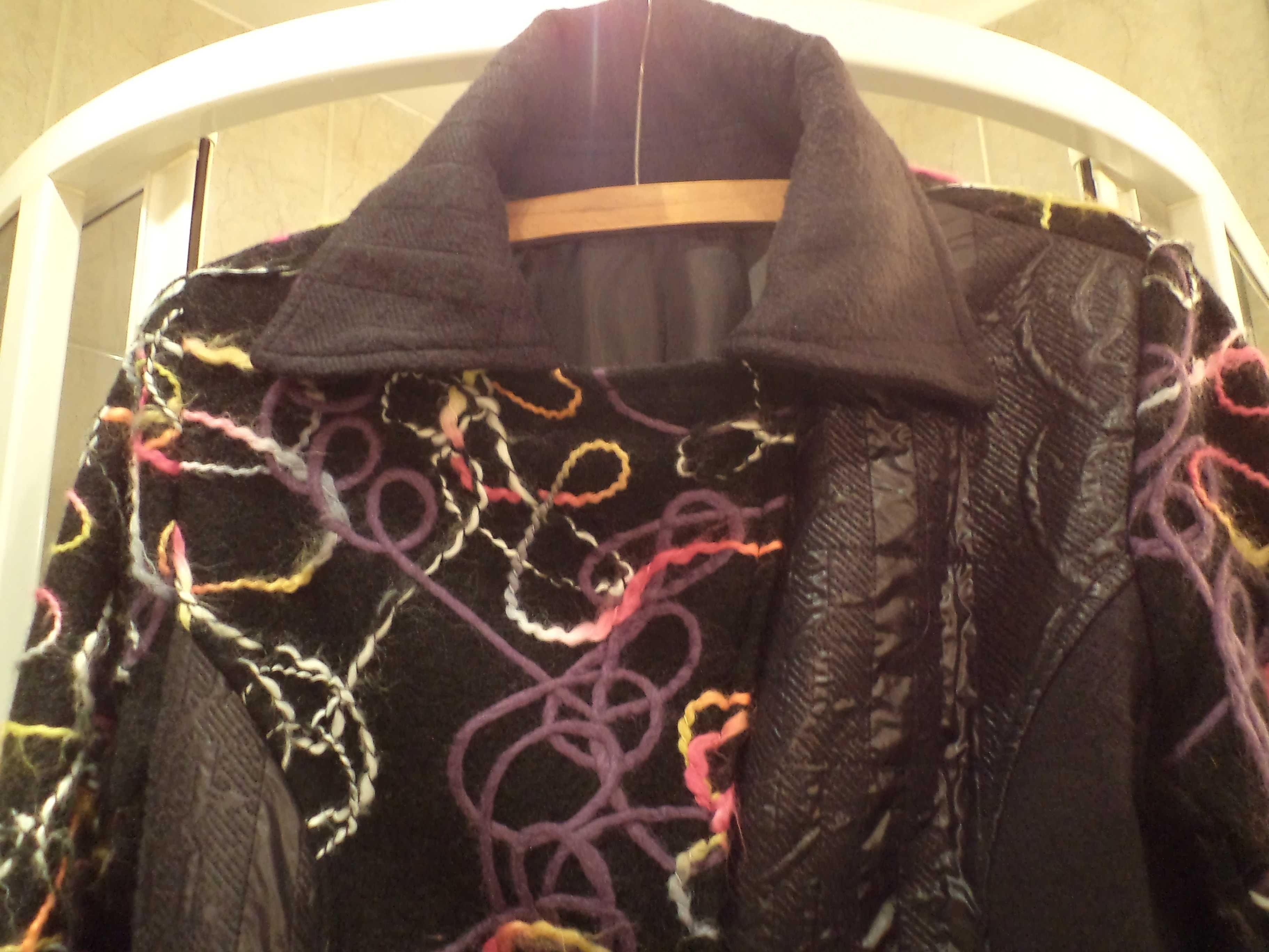 Włoski czarny wełniany płaszcz kolorowy ornament M/L