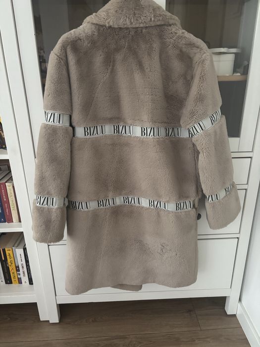 Bizzu bezowe futerko