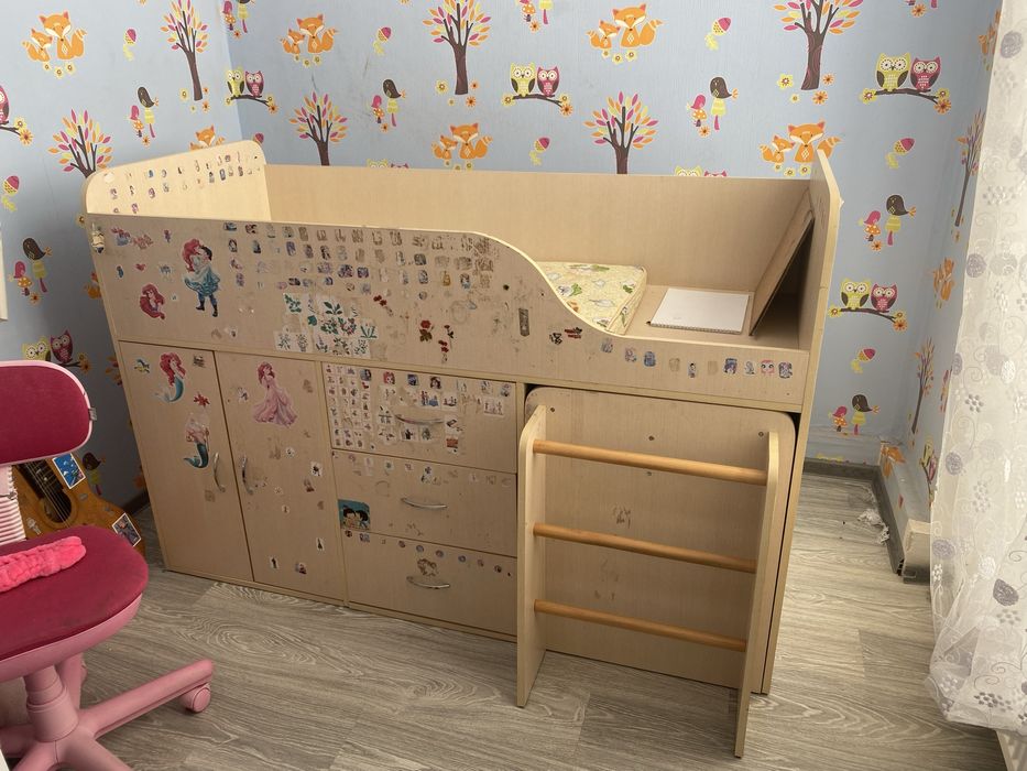 Ліжко дитяче з матрасом і стільчиком.