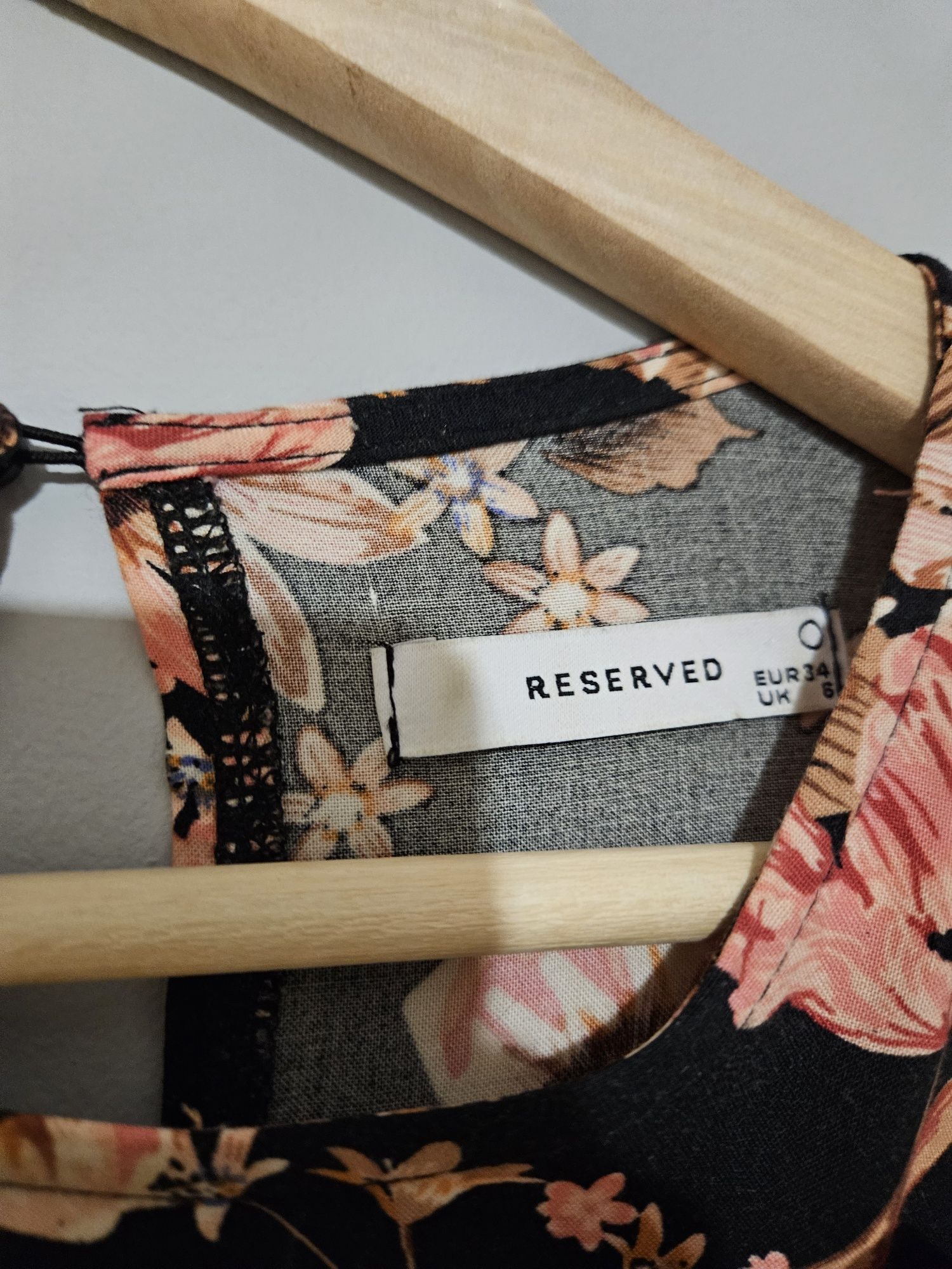 Długa sukienka w kwiaty Reserved 34