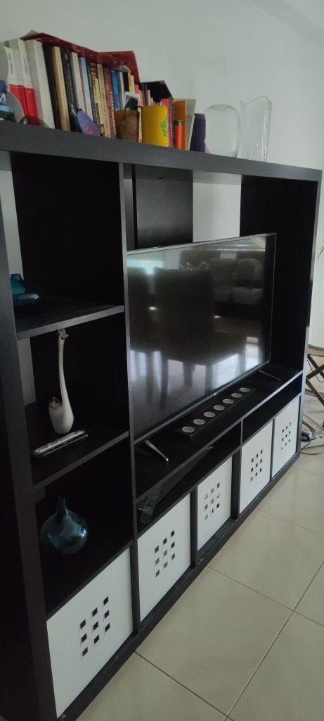 Móvel de sala com com caixas extra