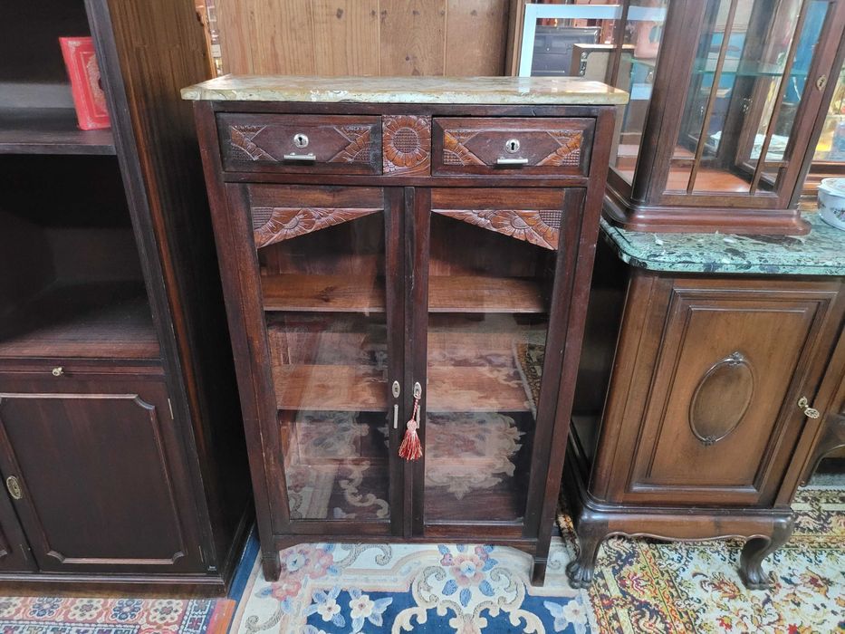 Móvel muito antigo em madeira maciça com tampo em pedra e porta