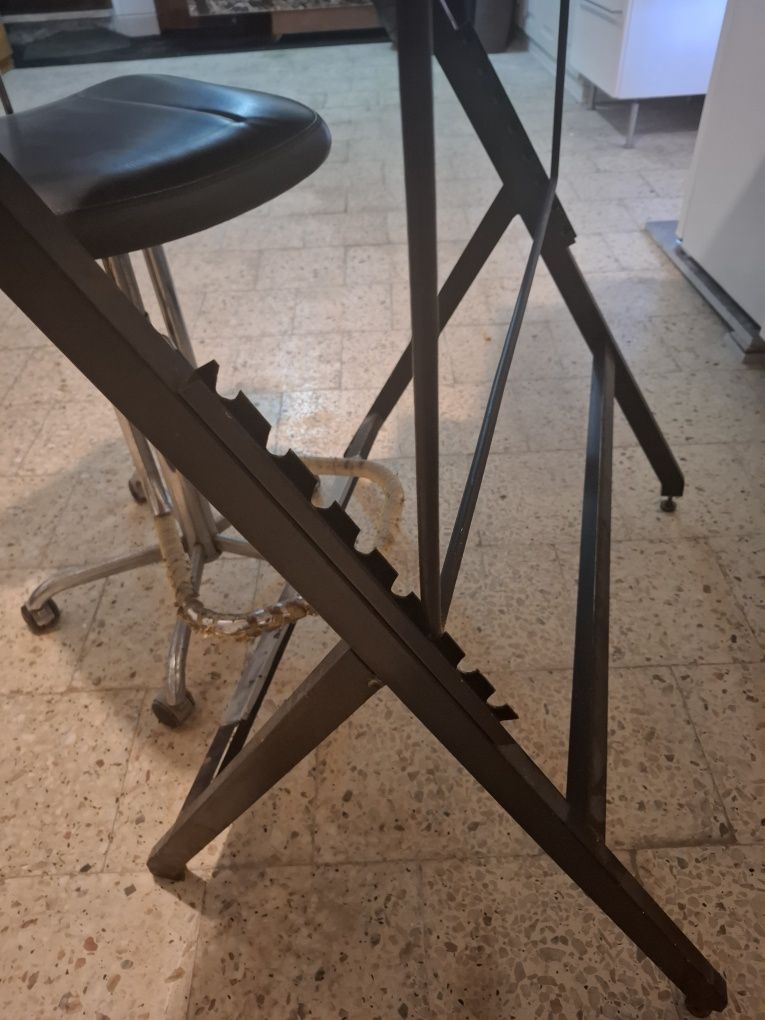 Estirador de desenho com cadeira alta e candeeiro
