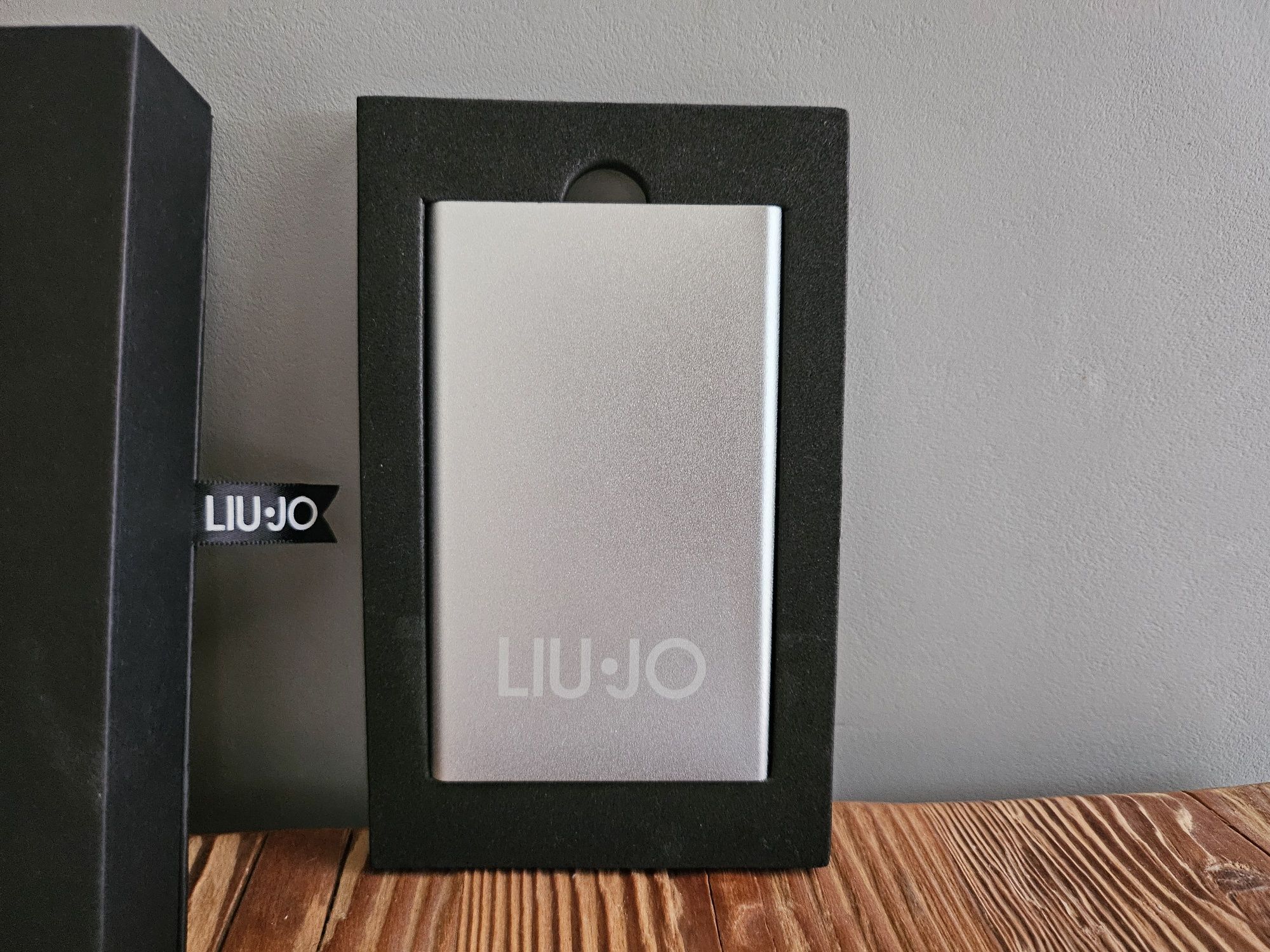 Powerbank 4000 mAh płaski od marki LIU JO.