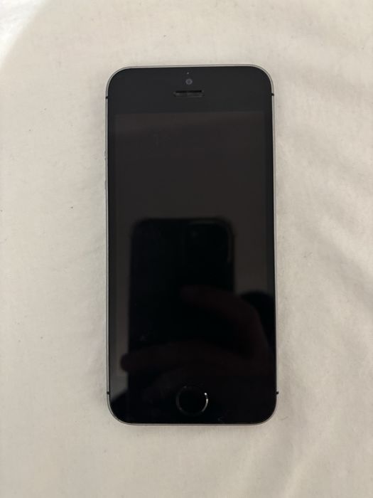 Iphone SE cinzento e preto