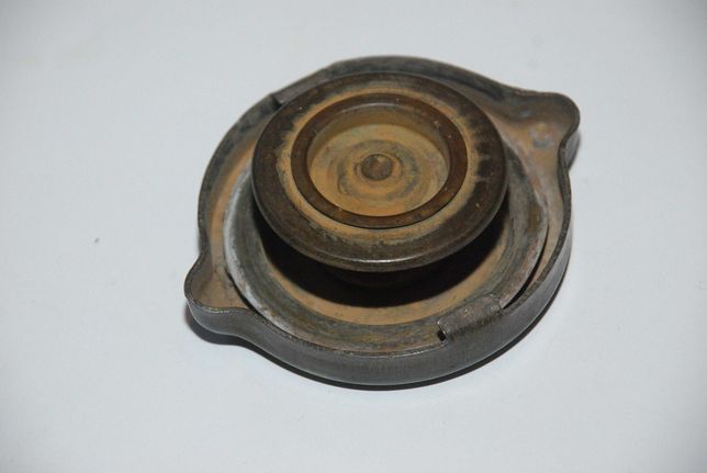Крышка пробка радиатора (или бензобака) диаметр d = 50 мм. 5 см.