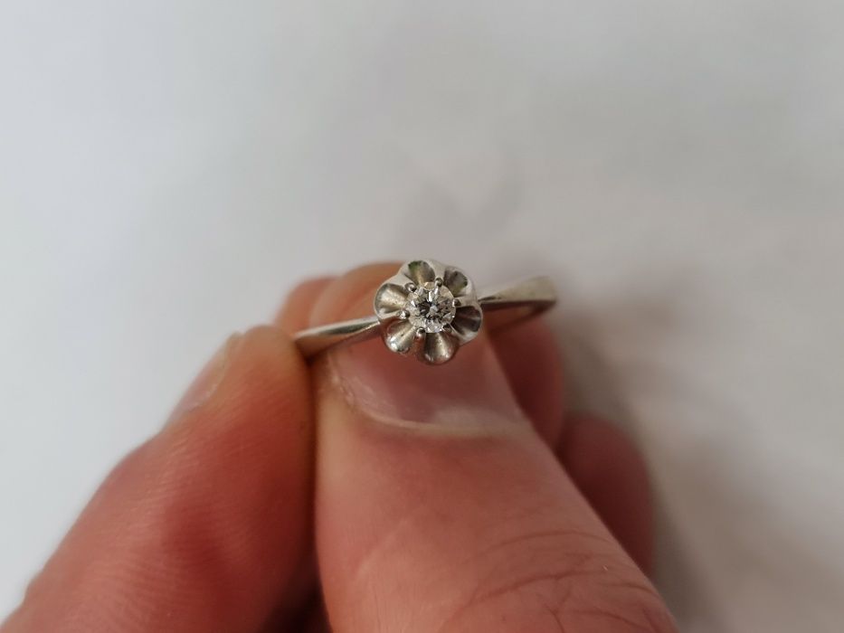 Piękny złoty pierścionek/ 585/ 2.44 gram/ R10 + Brylant ~~ 0.1 CT
