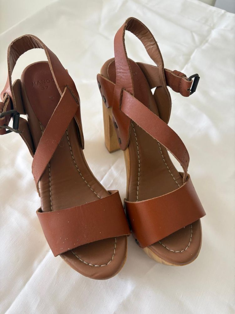 Sapato alto marca Mango