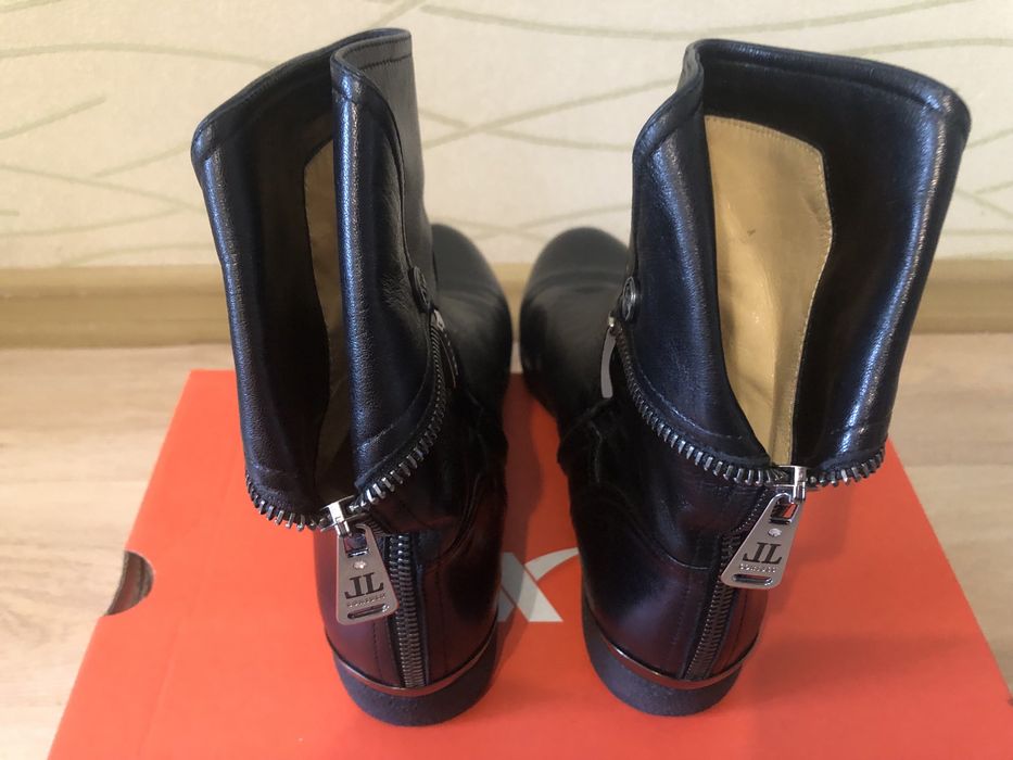 Продам женские кожаные сапоги LORIBLU (37 р) оригинал