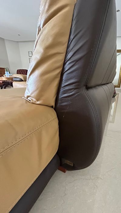 Sofa em pele e madeira