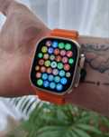 Smartwatch na pomaranczowym pasku