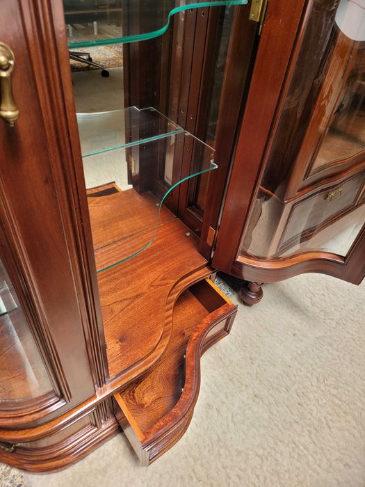 Excelente cristaleira em madeira maciça com prateleiras em vidro e f