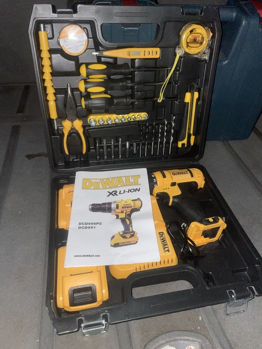 Дрель-шуруповерт на аккумуляторе DeWALT с набором инструментов в кейсе