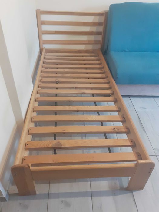 Dwa łóżka z materacem sprzedam