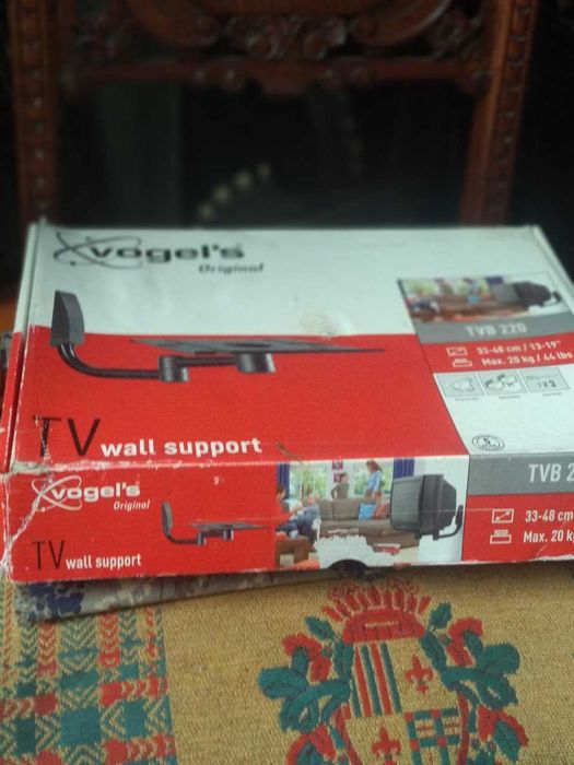 Подставка под телевизор настенная.