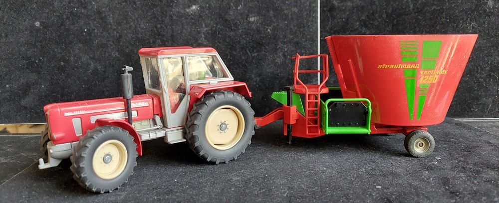Siku 3469 Ciągnik Schluter Super 1250 z paszowozem 1:32