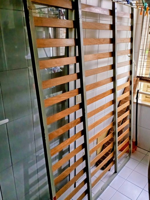 Par de Mesas de Cabeceira + Estrado 140 cm por 190 cm (estado novo)