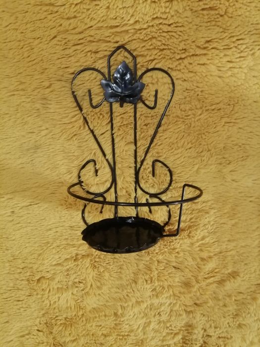 Mały stary Kwietnik metalowy wiszący.