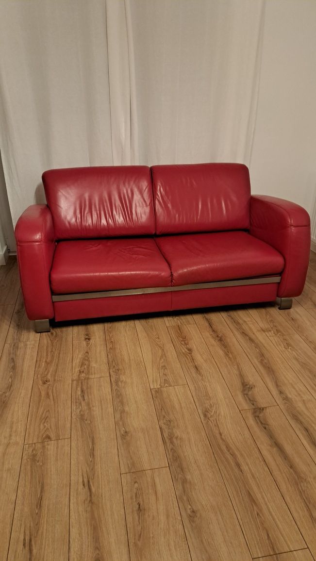 Czerwona kanapa z imitacji skóry z funkcją spania