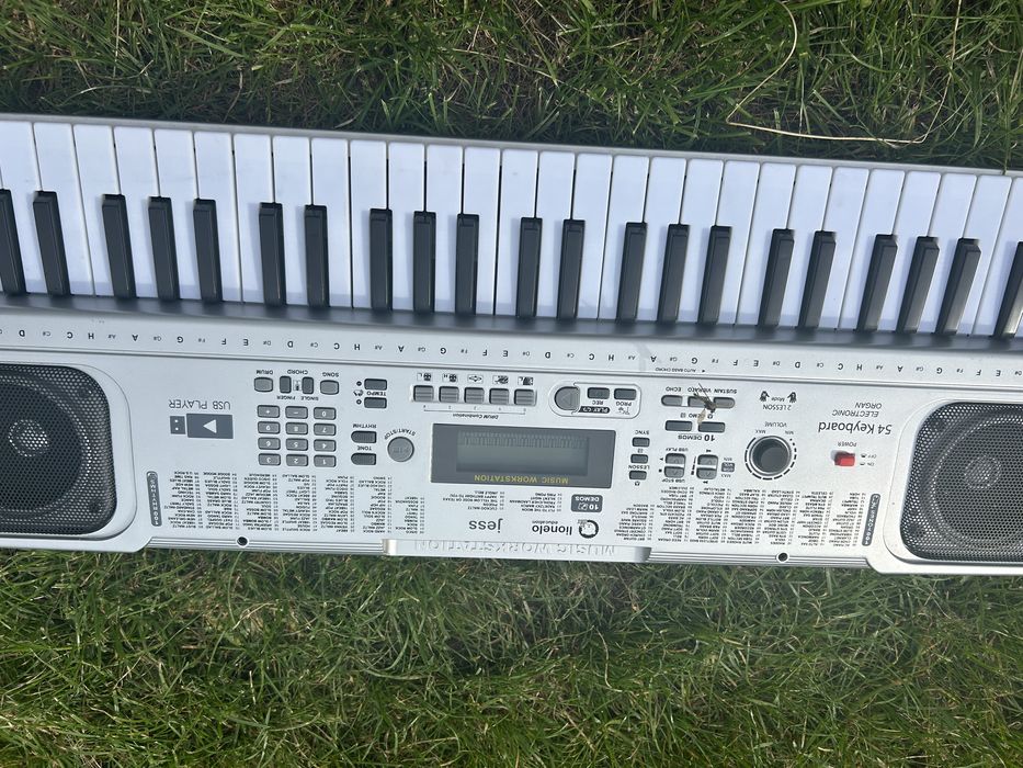 Organy, stan prawie jak nowy super spraedza sie dla początkujacych