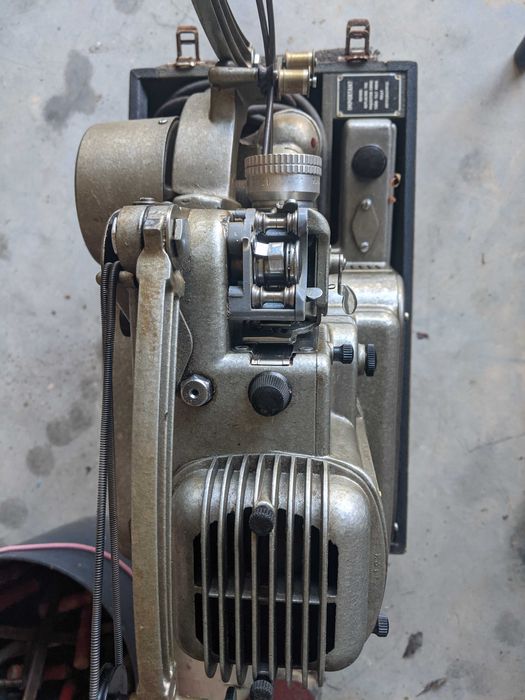 câmera analógica bolex,  e um projetor de filme
