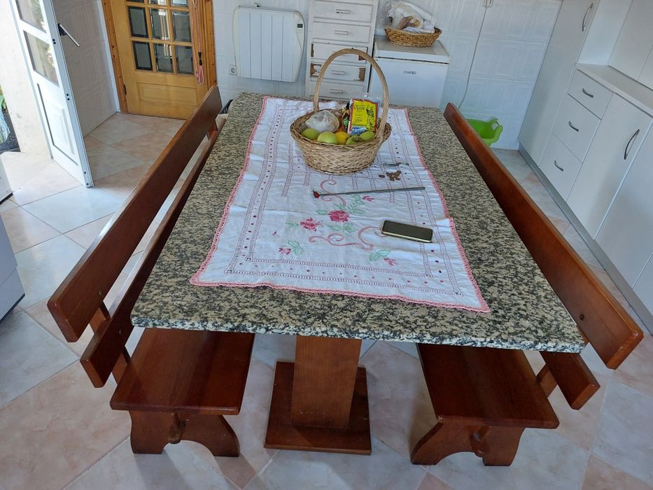 Mesa e bancos de cozinha