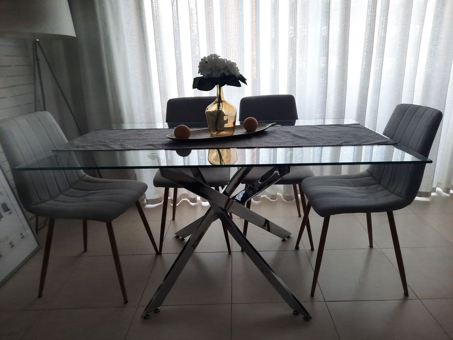 Mesa de vidro com cadeiras