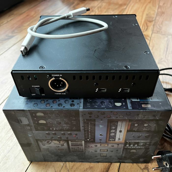 UAD 2 Satellite Octo Thunderbolt + masa pluginów (Universal Audio)
