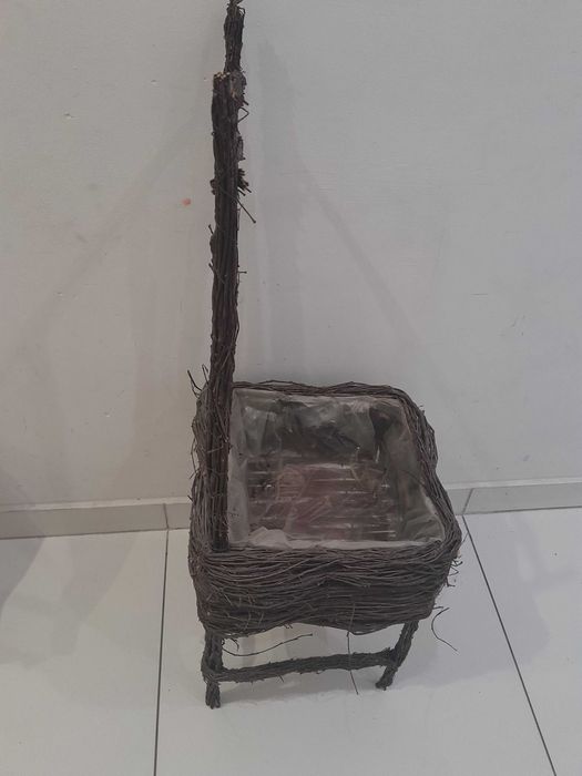 kwietnik krzesełko wiklinowe