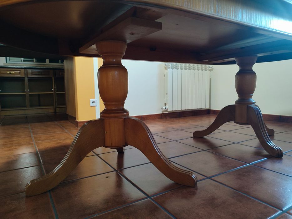 Mesa de jantar praticamente nova com cadeiras