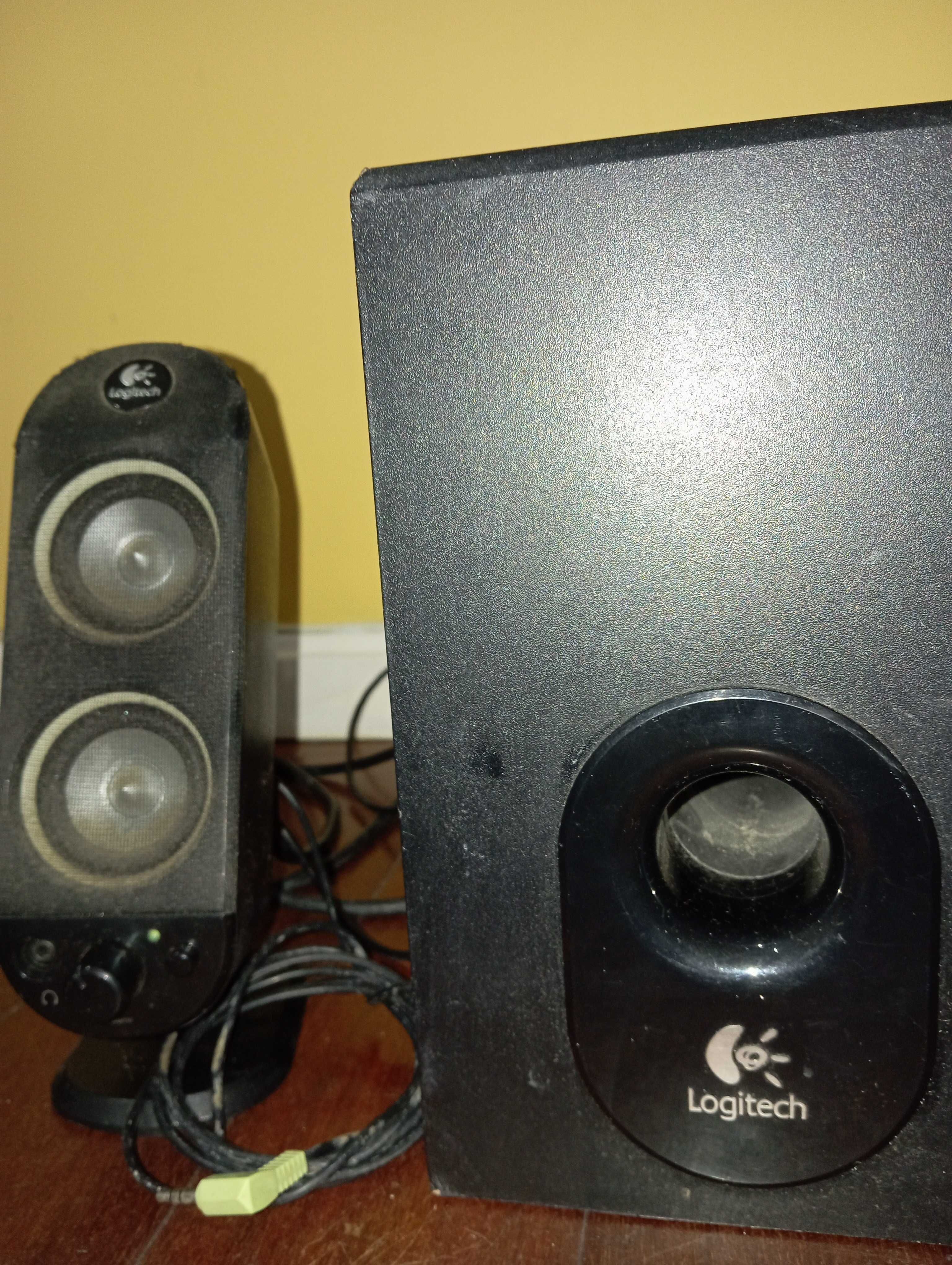 Vendo subwoofer com duas colunas.