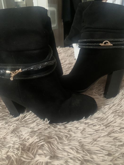 Чоботи жіночі .замша якісна , дуже зручна колодка , виглядаютьдуже єле