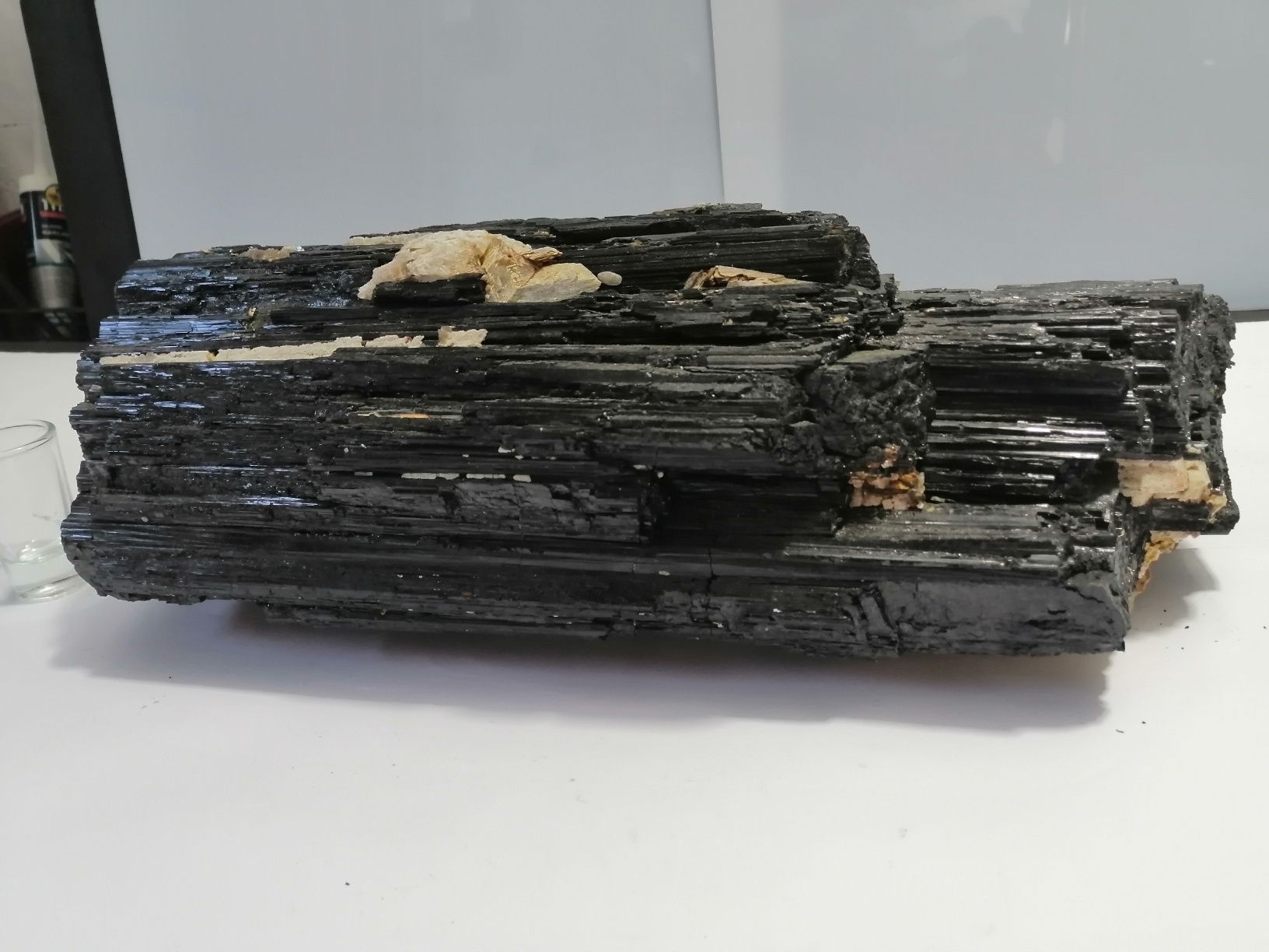 Naturalny kamień Czarny Turmalin w formie surowych brył Wielki