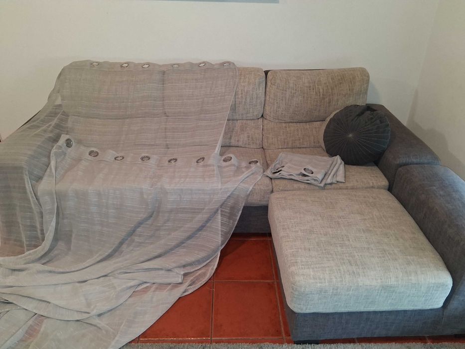 Vendo sofá 3 lugares com chaise + 2 tapetes cinza