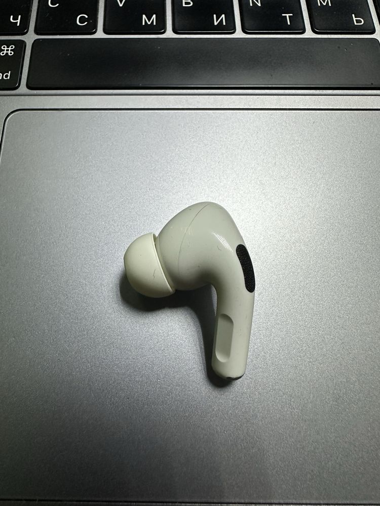 AirPods Pro 1-gen Левый Шипит.