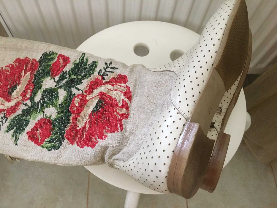 Чоботи жіночі з українським орнаментом.