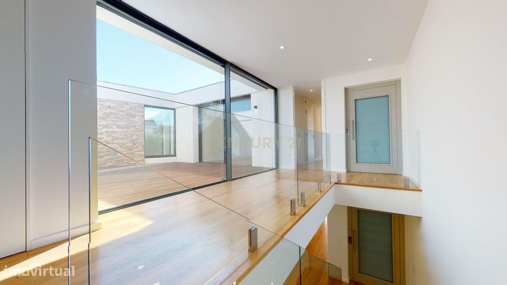 Moradia T4 de luxo na Madalena – 2.ª linha de mar