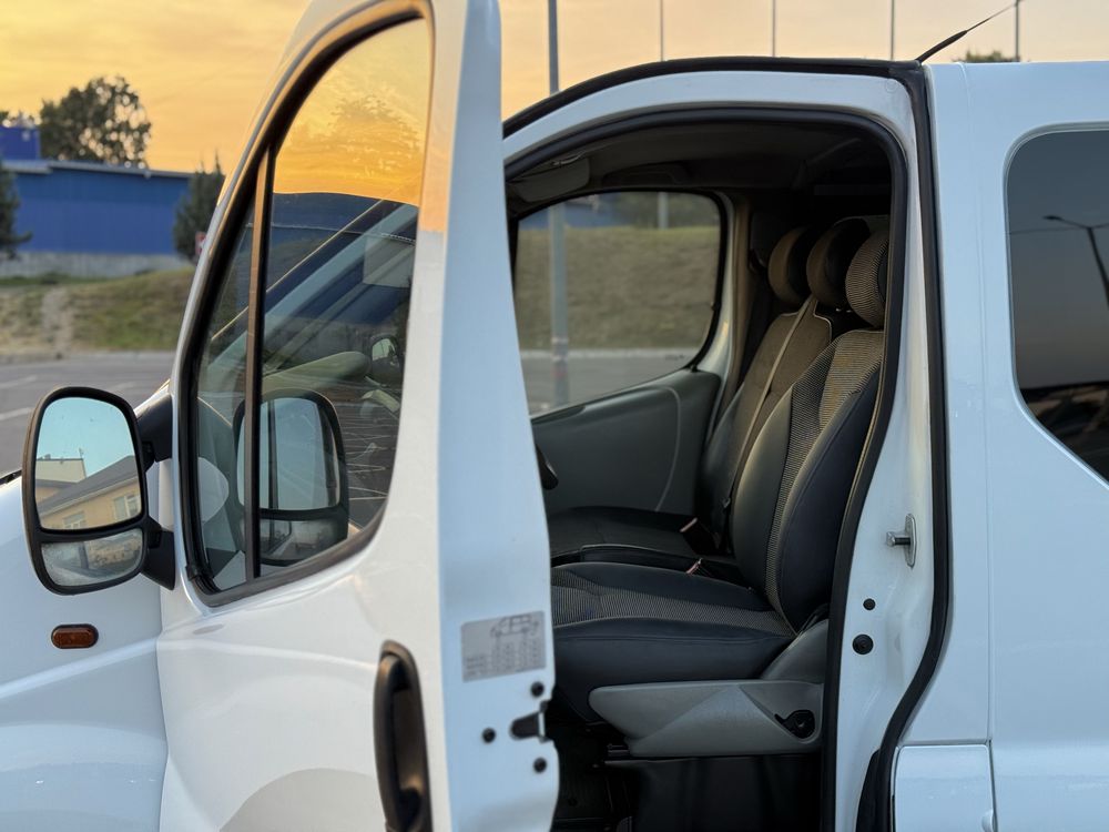 Бус Opel Vivaro 2006 (1.9dCi) мінівен, можливий обмін vito, trafic, t5