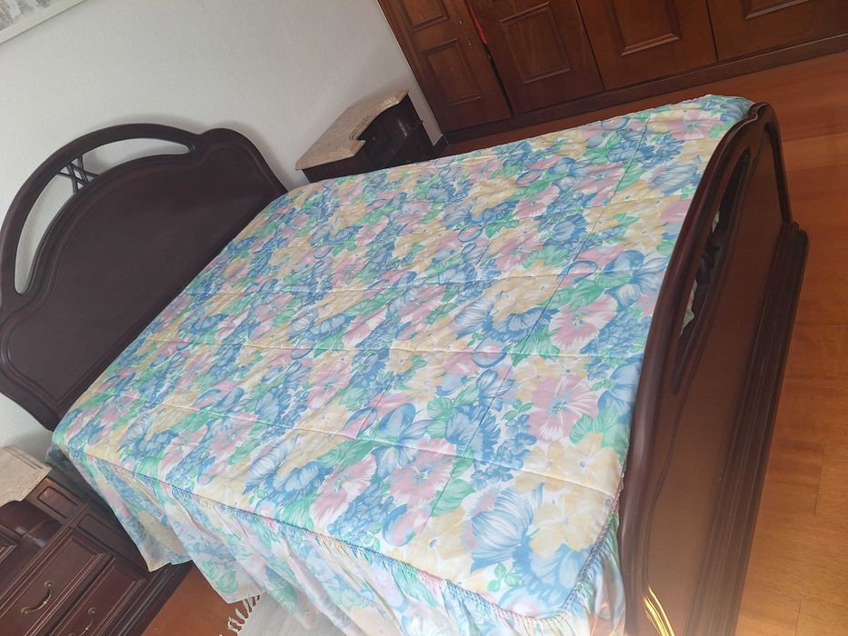 Vendo cama, colchão, comoda e 2 mesas cabeceira