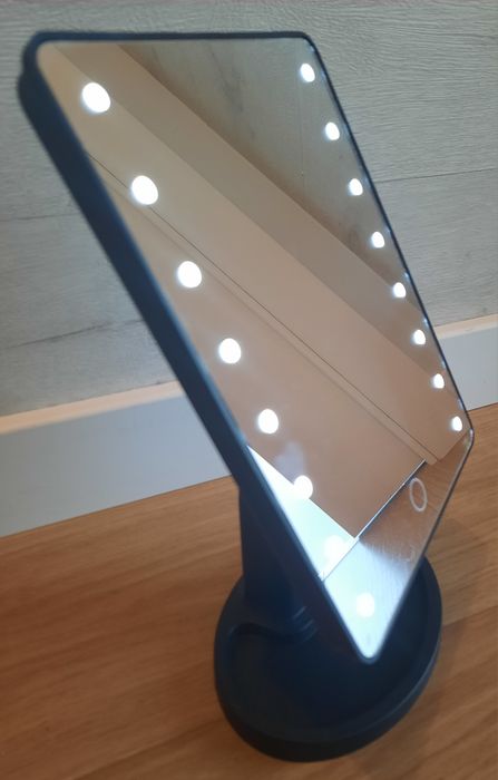 Lusterko do makijażu z oświetleniem