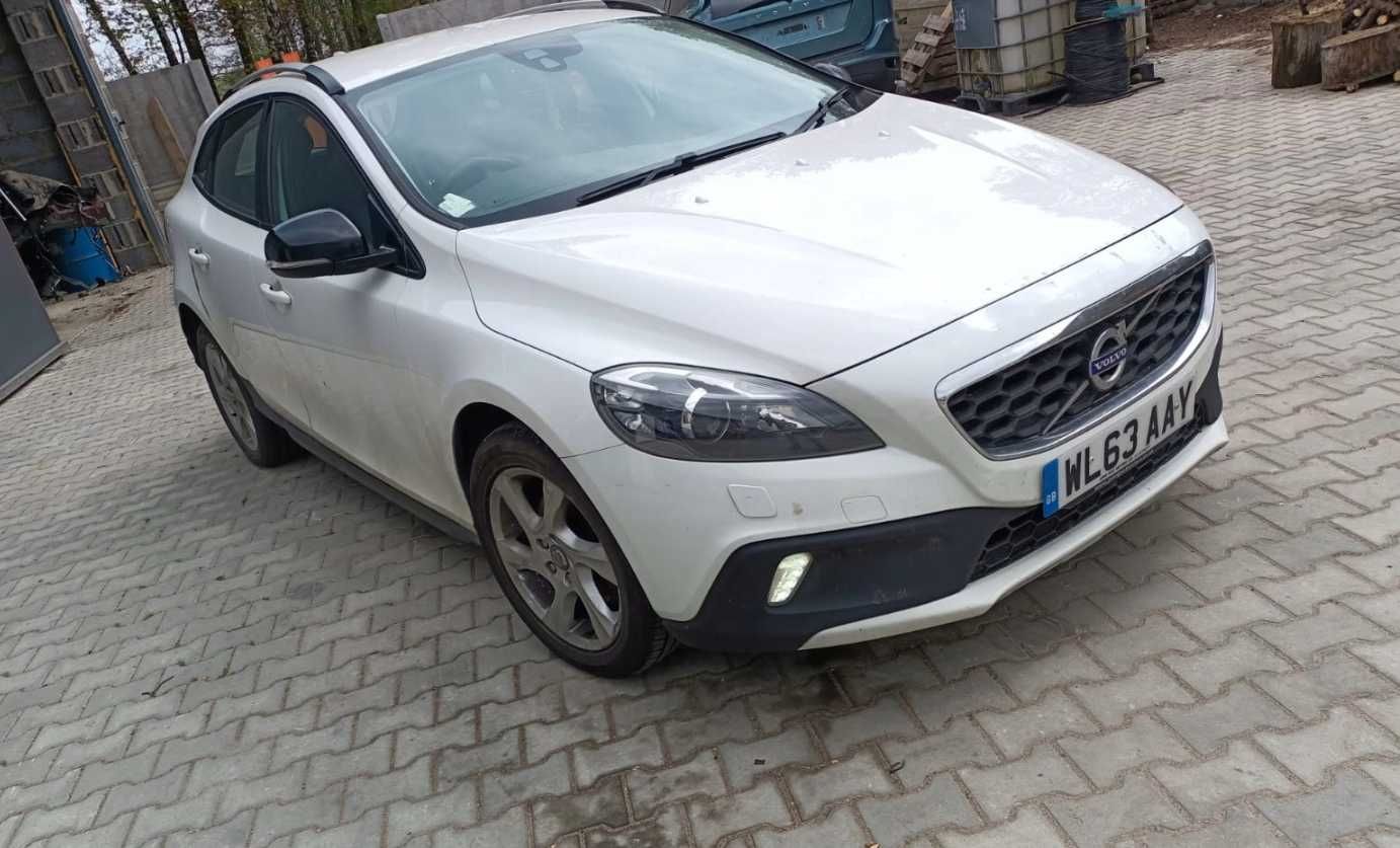 VOLVO V40 бампер запчасти разборка VOLVO V40