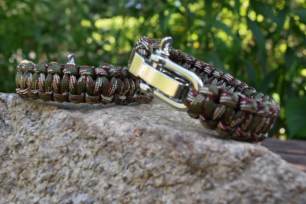 Pulseira de sobrevivência paracord camuflada com manilha