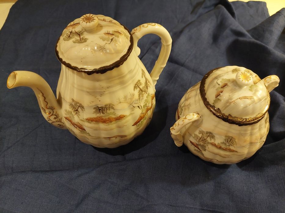 Conjunto de chávenas, bule e açucareiro