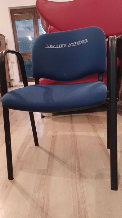 4 krzesła biurowe, granatowe, grube wygodne siedzisko i oparcie.