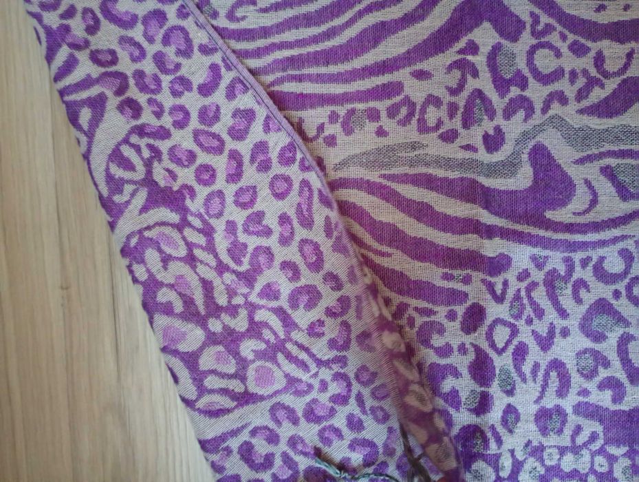 Fioletowy szal z frędzlami