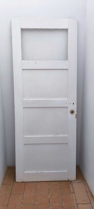 Porta interior antiga em madeira maciça