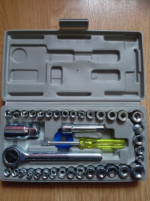 Zestaw kluczy .        .