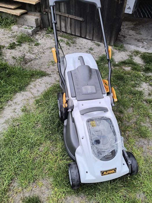 Kosiarka akumulatorowa Alpina Al1 38 li w zestawie z odśnieżarką.