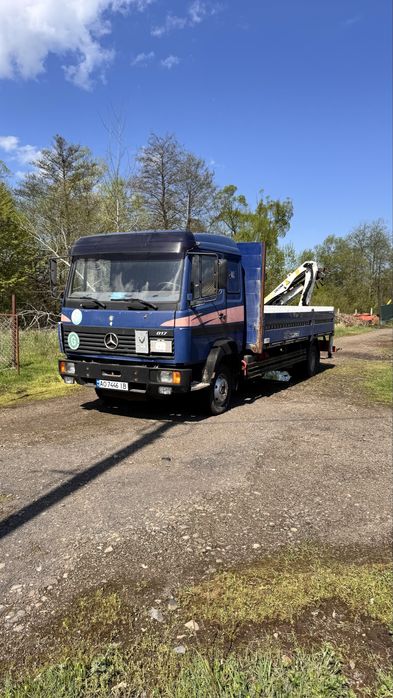 Автомобіль з краном маніпулятором